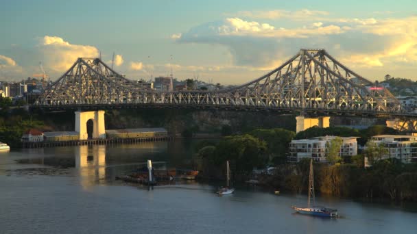 Tráfico en Story Bridge en Queensland — Vídeos de Stock