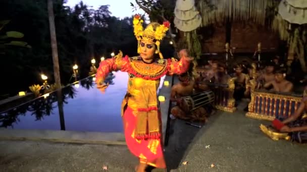 Dançarina balinesa se apresentando em traje — Vídeo de Stock