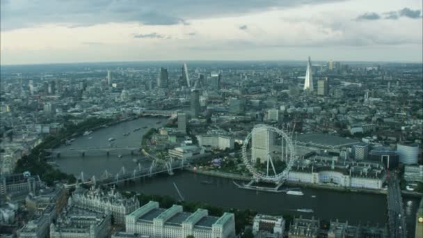 Thames Nehri ve Londra göz dönüm noktası — Stok video