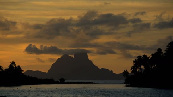 Günbatımı, tropikal Bora Bora Adası — Stok video