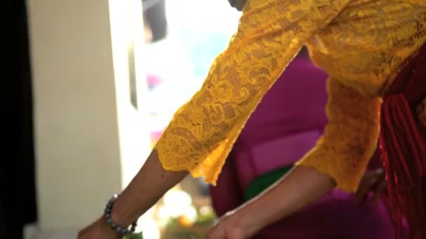 Balijski weselników przygotowanie darów — Wideo stockowe
