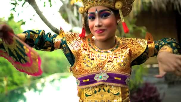 Balinese danseres uitvoeren in kostuum — Stockvideo