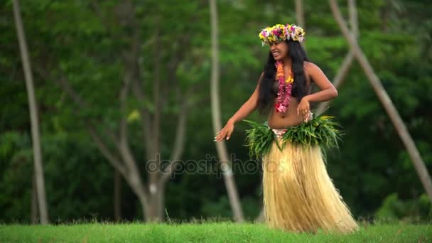 Feminino realizando dança tradicional — Vídeo de Stock