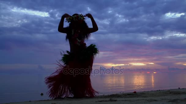 Полинезийская танцовщица на пляже — стоковое видео