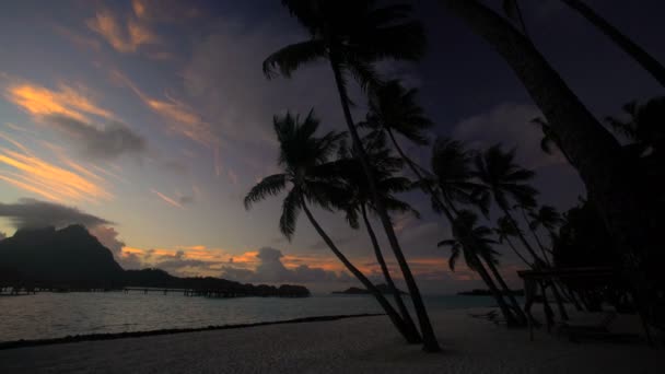 Восход солнца с бунгало в океане — стоковое видео