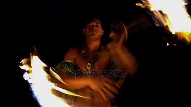 Танцовщица с пылающим факелом — стоковое видео