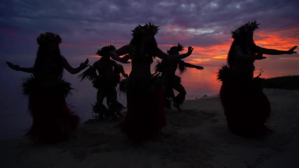 Polinezyjskie tancerzy na plaży — Wideo stockowe