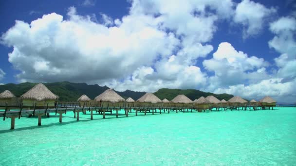 Bungalows de luxo na lagoa — Vídeo de Stock