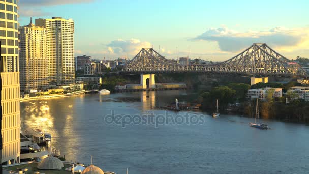 Story Bridge con barcos en Queensland — Vídeo de stock