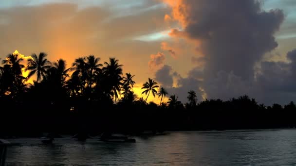 Paisagem nublada ao pôr-do-sol da ilha de Bora Bora — Vídeo de Stock