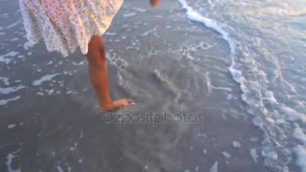 여성 해변에서 춤을 — 비디오