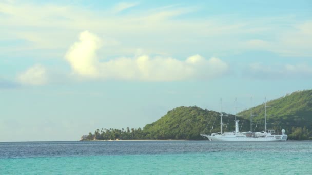 Kryssningsfartyg som trafikerar från Bora Bora — Stockvideo