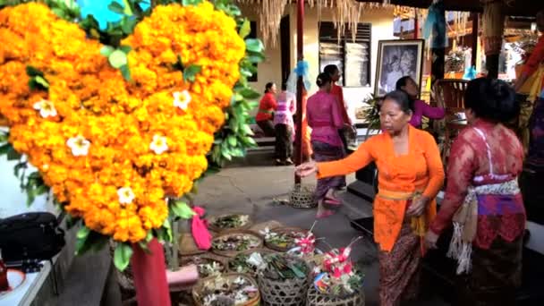 Bali dili düğün Konuklar hediyeler hazırlanıyor — Stok video