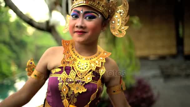 Danseuse balinaise en costume — Video