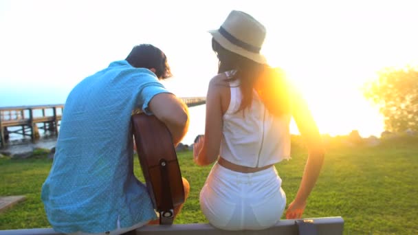 Muž a žena hrající na kytaru — Stock video