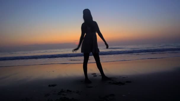 Woman dancing on the beach — Stock Video