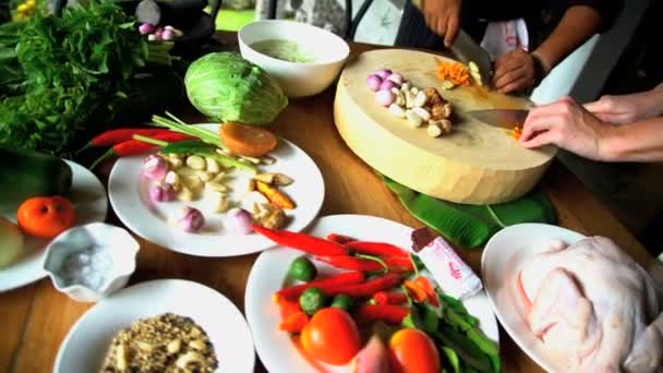 Clase de cocina corte verduras crudas — Vídeo de stock