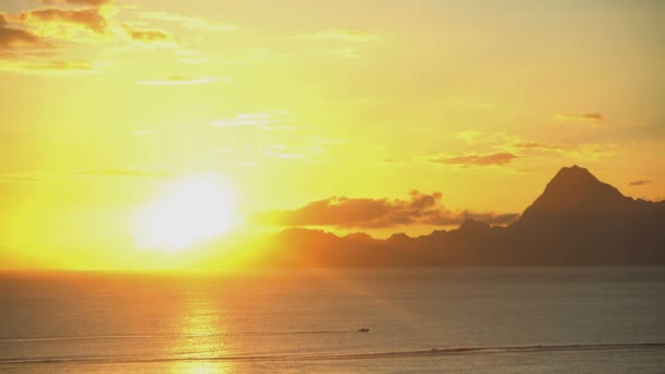 Sonnenuntergang über entlegenen mt otemanu — Stockvideo