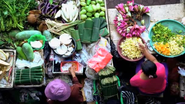 Comerciante feminino vendendo flores frescas — Vídeo de Stock