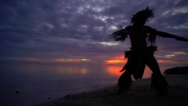 Bailarina guerrera polinesia entretenido en traje — Vídeo de stock