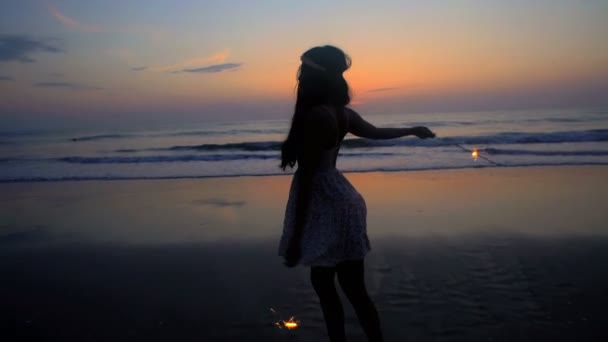 Mujer de fiesta en la playa — Vídeos de Stock