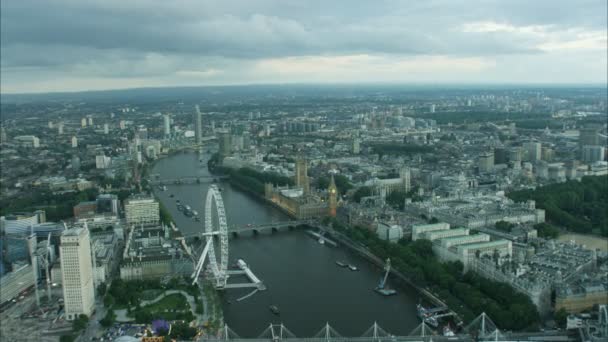London Eye ve Thames Nehri üzerinde köprüler — Stok video