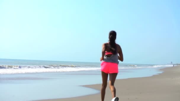 Mujer disfrutando corriendo — Vídeo de stock