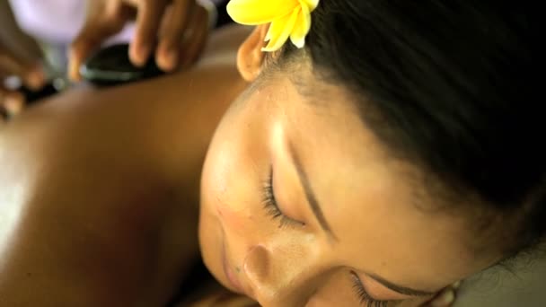 Успокаивающее лечение от массажистки на девушке — стоковое видео