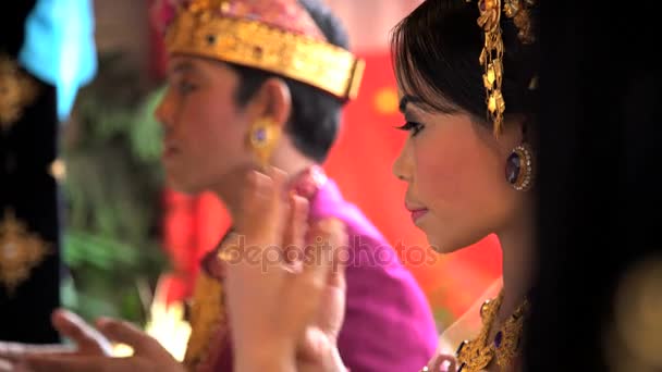 Жених и невеста на церемонии бракосочетания — стоковое видео