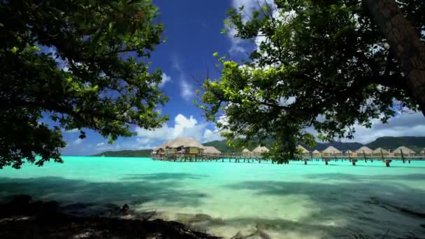 Overwater Bungalows in Aquamarijn lagune — Stockvideo