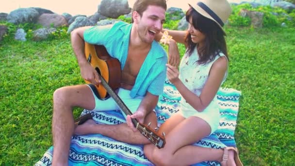 Pareja tocando la guitarra — Vídeo de stock