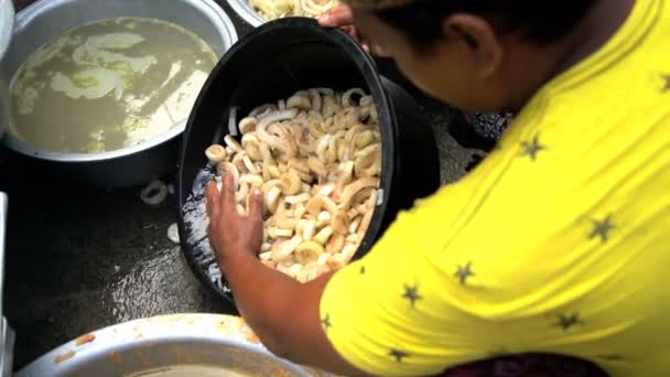 Мужская кухня помешивать жареные овощи — стоковое видео