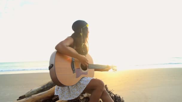 Mujer tocando la guitarra — Vídeo de stock