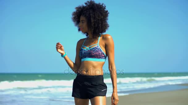 Mujer descansando después del entrenamiento — Vídeos de Stock