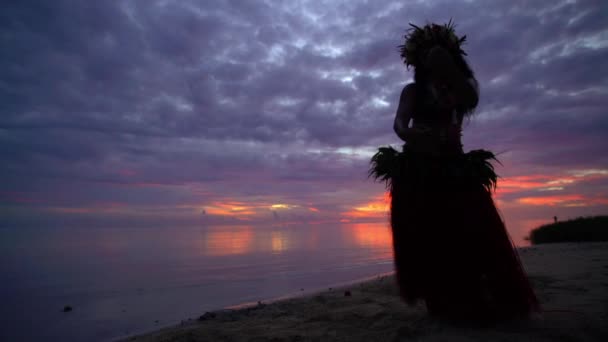 Bailarina hula actuando en la playa — Vídeo de stock
