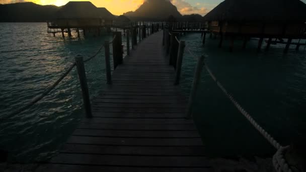 Gångväg till Overwater Bungalows — Stockvideo