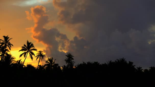 Paisaje nuboso al atardecer de la isla de Bora Bora — Vídeo de stock