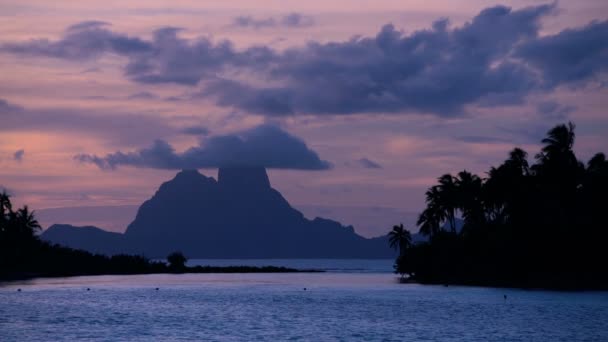 Západ slunce z tropického ostrova Bora Bora — Stock video