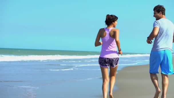 Mâle et femelle courir sur la plage — Video