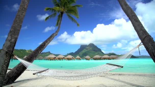 Hangmat met Overwater Bungalows — Stockvideo