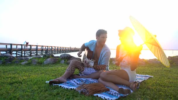 Uomo e donna che suonano la chitarra — Video Stock