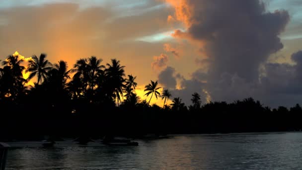 Cloudscape bij zonsondergang van Bora Bora eiland — Stockvideo