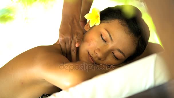 Terapeutisk massage för kvinnor — Stockvideo