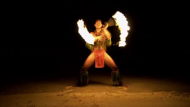 Brand danser uitvoeren van de kunst van het vuur — Stockvideo