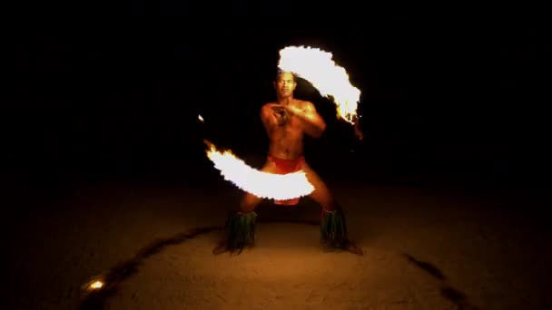 Brand danser uitvoeren van de kunst van het vuur — Stockvideo