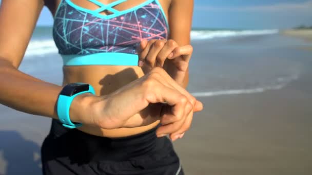 Feminino verificando relógio esporte — Vídeo de Stock