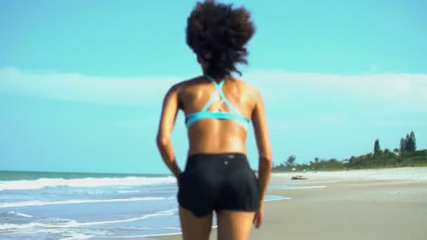 Jogging feminino ao lado do oceano — Vídeo de Stock