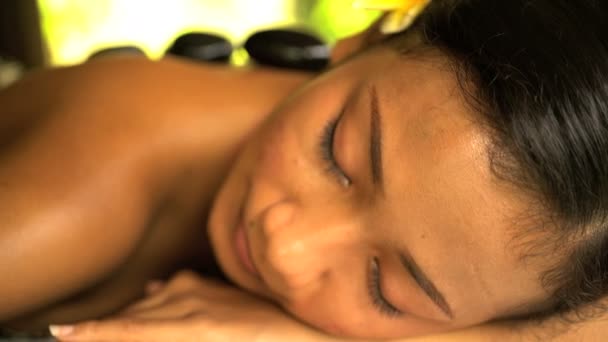 Pierres chaudes avec traitement aux huiles de massage — Video