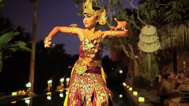 Bailarina balinesa actuando en traje — Vídeo de stock