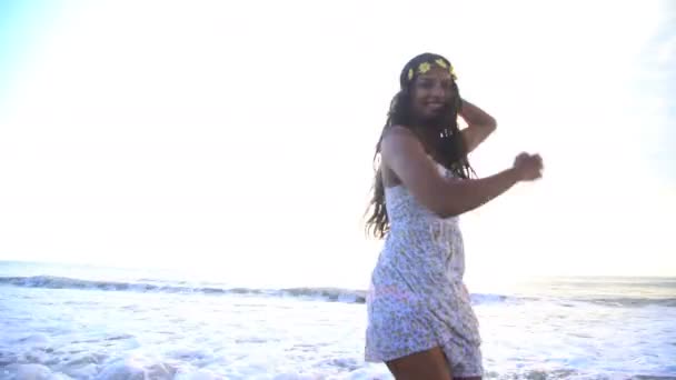 Danza femenina en la playa — Vídeo de stock